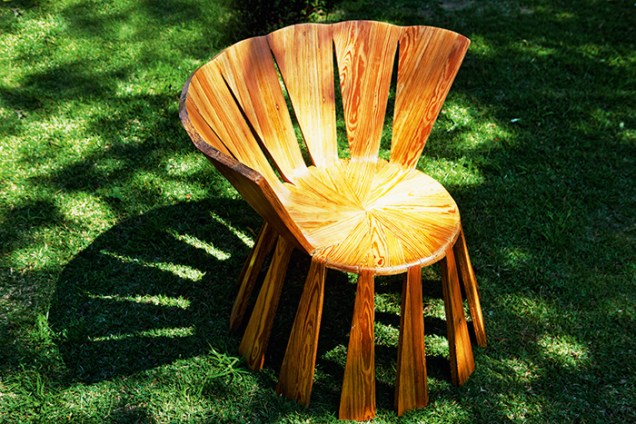 Eleita pelo Prêmio Internacional Objeto: Brasil 2016, a cadeira Sol recicla madeiras nobres, que são laminadas e coladas para formar um corpo único de 72 x 84 cm.