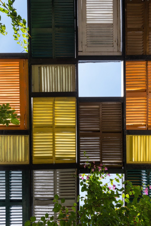 Vegan House - vietnã - Por Block Architects. janelas recicladas.