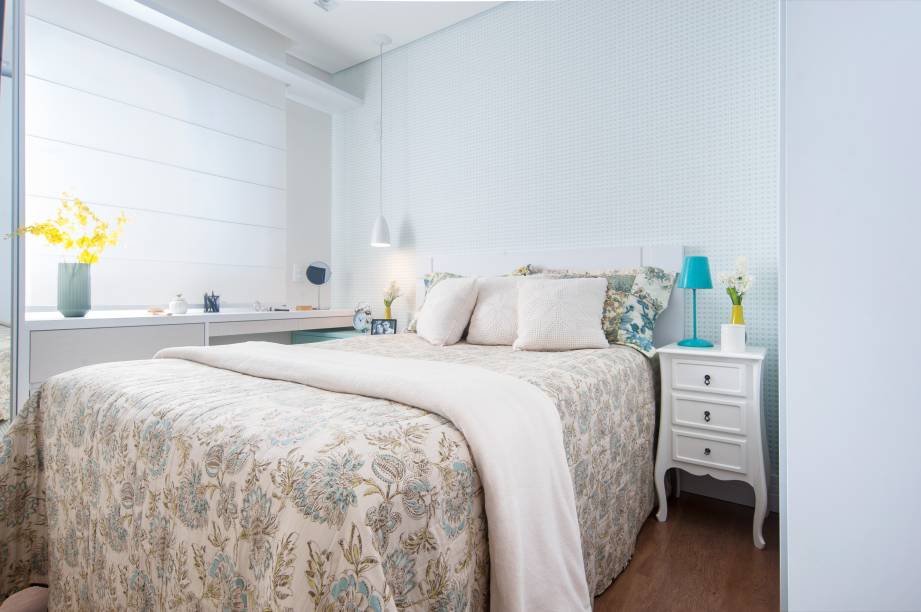 <span>Um toque de romantismo foi conquistado com o papel de parede (ref. EB2011, coleção Vibe. Bucalo, R$ 540 o rolo de 10 x 0,50 m) de estampa bem delicada aplicado atrás da cama. Projeto da arquiteta Bruna Carra</span> <span>Um toque de romantismo foi conquistado com o papel de parede (ref. EB2011, coleção Vibe. Bucalo, R$ 540 o rolo de 10 x 0,50 m) de estampa bem delicada aplicado atrás da cama. Projeto da arquiteta Bruna Carra</span>