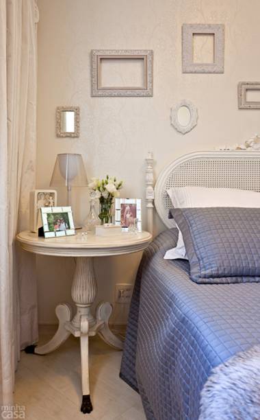 Vinda de uma loja de móveis usados, a cabeceira de madeira foi laqueada de branco para harmonizar com o restante. Projeto da designer de interiores Elvira Monteiro. Vinda de uma loja de móveis usados, a cabeceira de madeira foi laqueada de branco para harmonizar com o restante. Projeto da designer de interiores Elvira Monteiro.