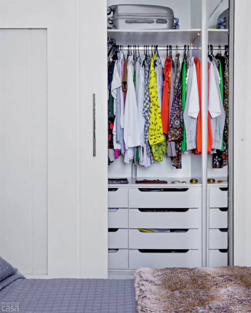 Um recuo na planta mostrou-se perfeito para abrigar o closet. Marcenaria: de MDF, criado-mudo retangular (60 x 52 x 62 cm*), armário em L com 2,40 m de altura, dividido em um módulo de 1,30 x 0,57 m e um de 70 x 57 cm, além de portas de correr (0,80 x 2,40 m cada). Projeto da designer de interiores Elvira Monteiro Um recuo na planta mostrou-se perfeito para abrigar o closet. Marcenaria: de MDF, criado-mudo retangular (60 x 52 x 62 cm*), armário em L com 2,40 m de altura, dividido em um módulo de 1,30 x 0,57 m e um de 70 x 57 cm, além de portas de correr (0,80 x 2,40 m cada). Projeto da designer de interiores Elvira Monteiro