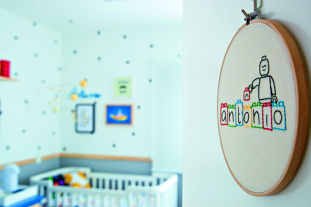 quarto-de-bebê-tem-decoração-colorida-inspirada-em-LEGO4