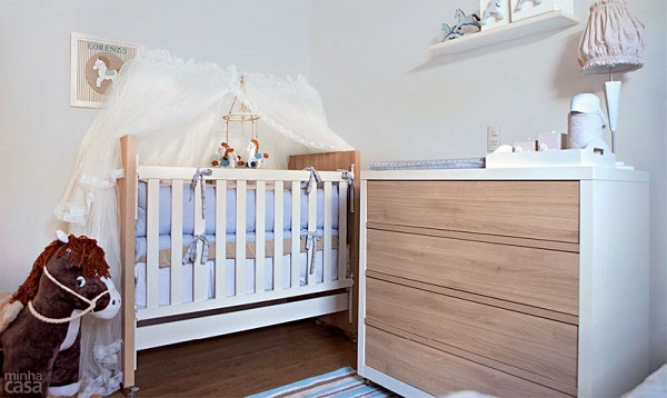 Quarto de bebê com decoração inspirada em cavalinhos