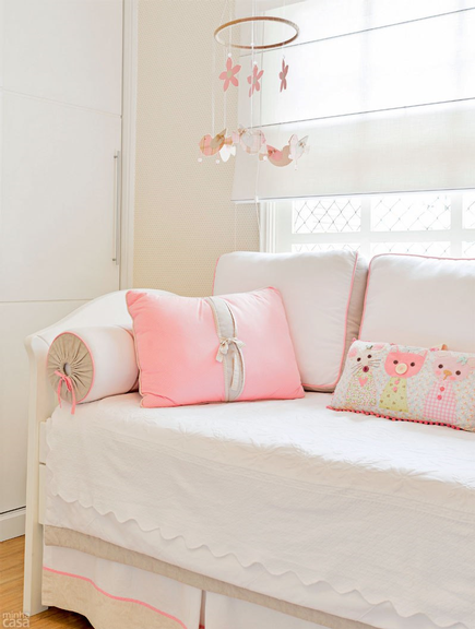 quarto-de-bebe-rosa-e-branco-011