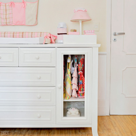 quarto-de-bebe-rosa-e-branco-021