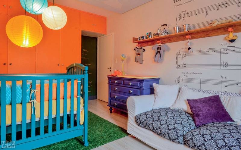 Decoração para quarto de bebê com tema de rock e aviões. O décor, com itens coloridos e divertidos, foi inspirado na história dos pais de Ravi o dono do cantinho. Projeto da designer de interiores Ana Maria Mouawad Queiroga. Decoração para quarto de bebê com tema de rock e aviões. O décor, com itens coloridos e divertidos, foi inspirado na história dos pais de Ravi o dono do cantinho. Projeto da designer de interiores Ana Maria Mouawad Queiroga.