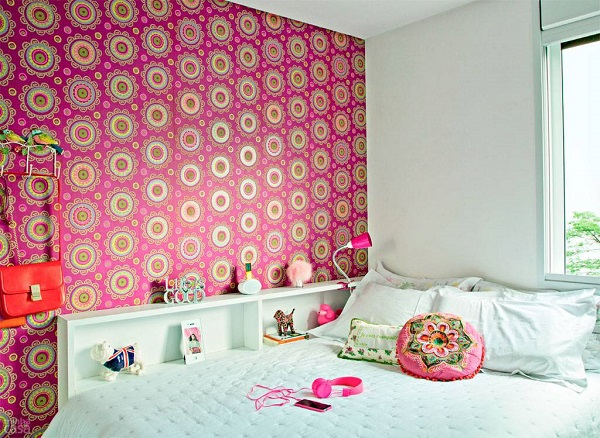 quarto-de-blogueira-ganha-charme-com-papel-de-parede-estampado-021