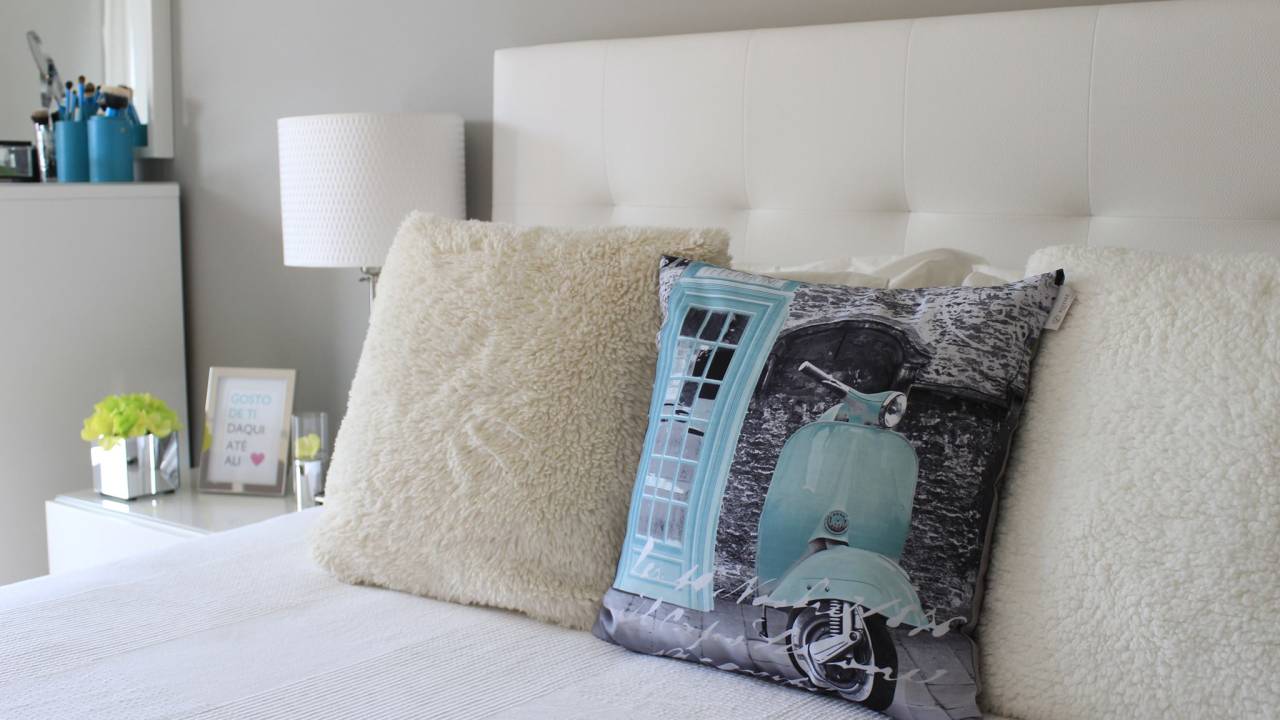 Quarto de casal com decoração elegante e atemporal