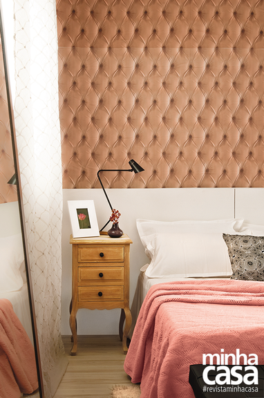 O entorno branco e cru – em armário, cortina, tapete e piso – realça o tecido bege-rosado aplicado na parede. Projeto da <span>arquiteta paulista </span><span>Regina Adorno.</span>