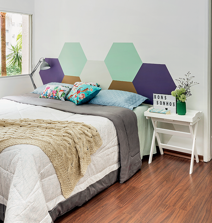 quarto-de-casal-com-pintura-geométrica-na-parede-depois