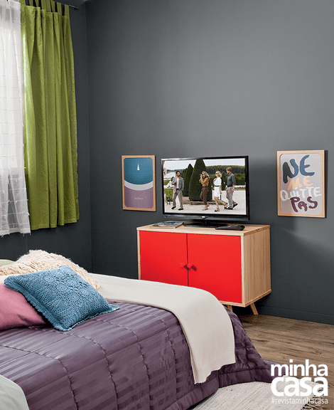 <span>“Um projeto bacana pede soluções que escapem do óbvio. Então, por que não usar um bufê, em vez de um rack, para apoiar a TV?”, questiona o designer de interiores. Acompanhando a altura do aparelho, dois pôsteres enquadrados são suficientes para valorizar a parede. “Agrupar itens que chamam a atenção é um jeito de direcionar o olhar. Se as telas estivessem espalhadas, poderiam parecer perdidas.” Projeto do designer de interiores paulistano Paulo Castellotti.</span> <span>“Um projeto bacana pede soluções que escapem do óbvio. Então, por que não usar um bufê, em vez de um rack, para apoiar a TV?”, questiona o designer de interiores. Acompanhando a altura do aparelho, dois pôsteres enquadrados são suficientes para valorizar a parede. “Agrupar itens que chamam a atenção é um jeito de direcionar o olhar. Se as telas estivessem espalhadas, poderiam parecer perdidas.” Projeto do designer de interiores paulistano Paulo Castellotti.</span>