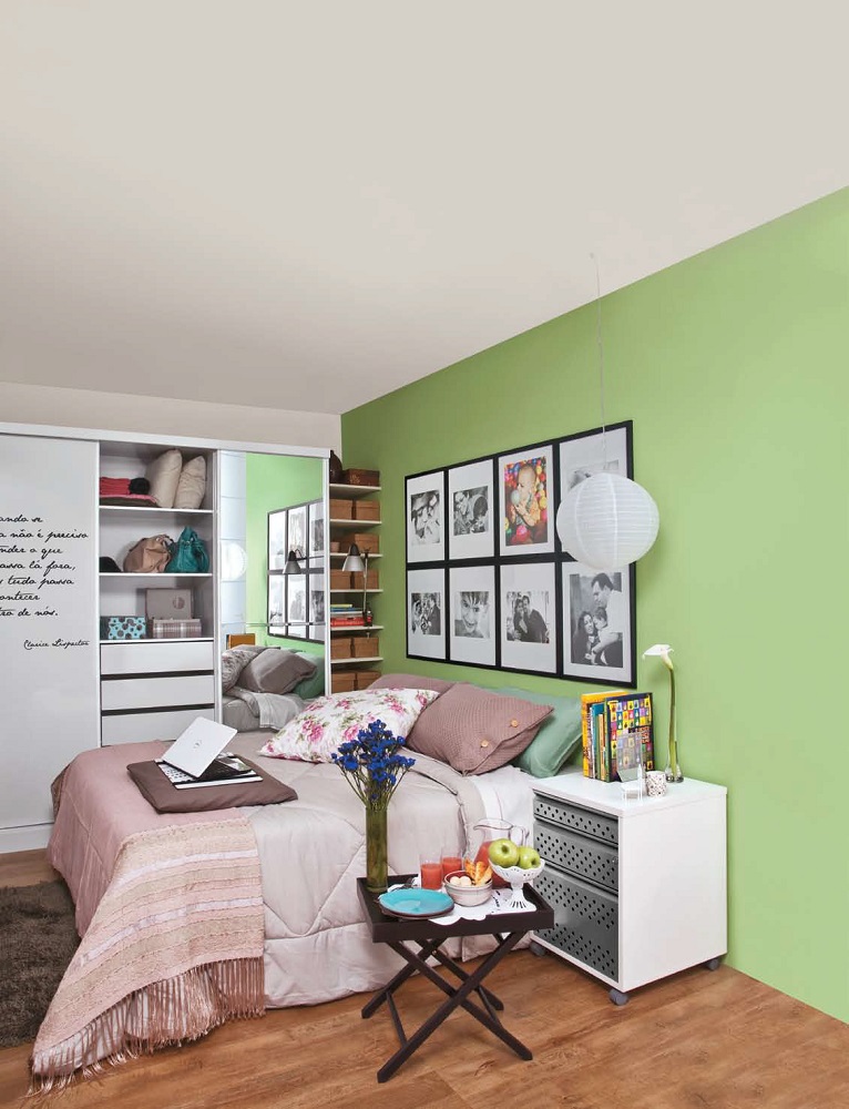 Quarto de casal: paleta suave e fotos P&B destacam o projeto