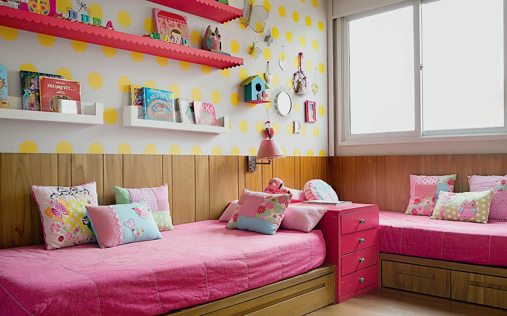 Quarto de irmãs combina amarelo, rosa e madeira 1