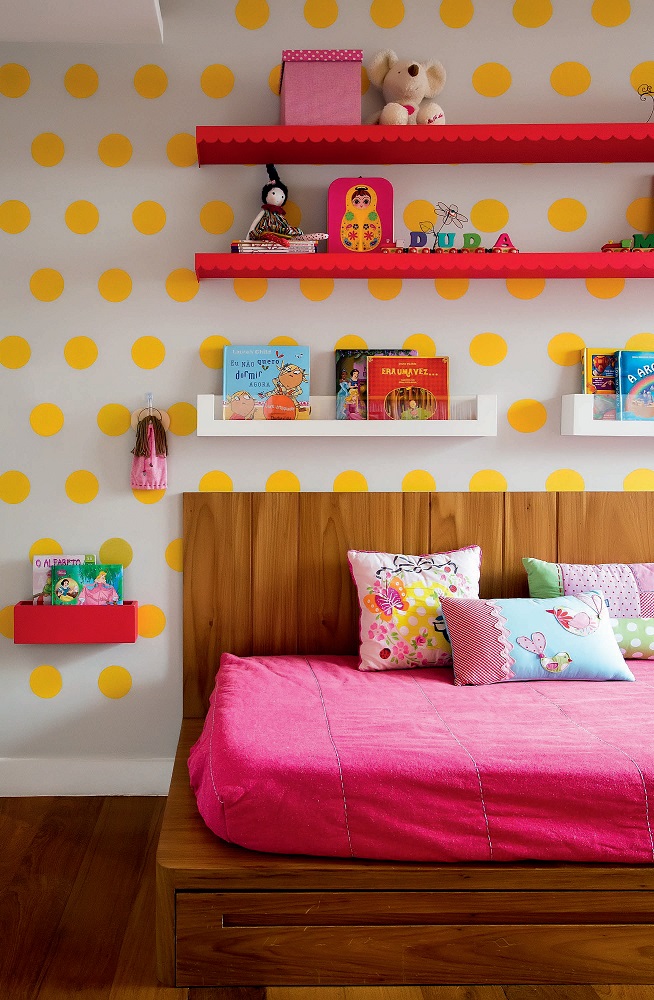 Quarto de irmãs combina amarelo, rosa e madeira 2