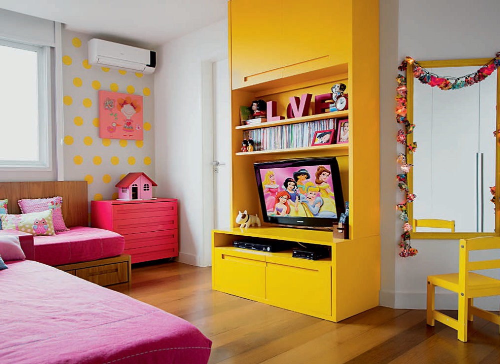 Quarto de irmãs combina amarelo, rosa e madeira 3