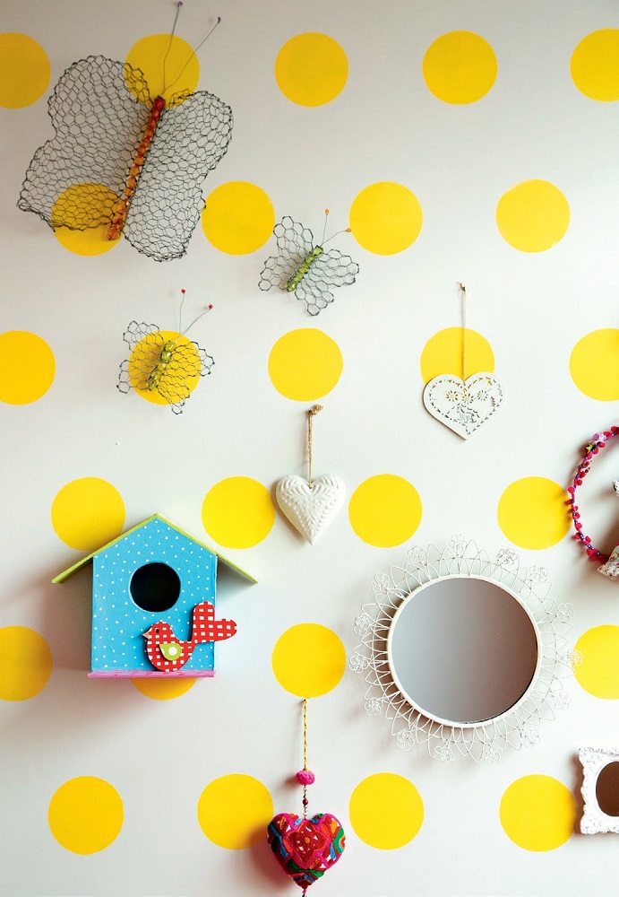 Quarto de irmãs combina amarelo, rosa e madeira