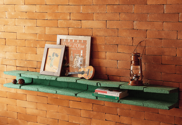 Sobre os blocos, quadros Huile d’Olive Vermelho com moldura de 36 x 36 cm e Petit Pois Laranja com moldura de 21 x 26 cm, ambos à venda na Leroy Merlin; e candeeiro de latão e vidro (Depósito Kariri).