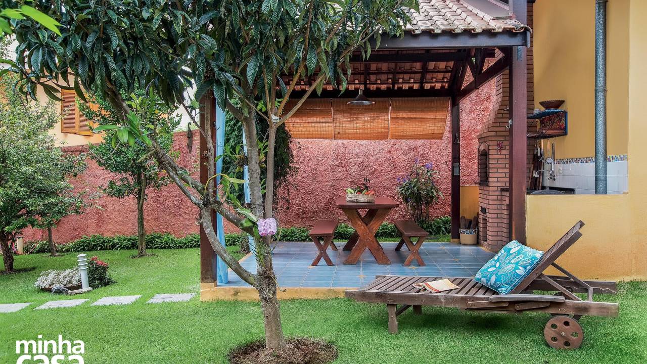 Quintal vira refúgio com árvores frutíferas, fonte e churrasqueira2