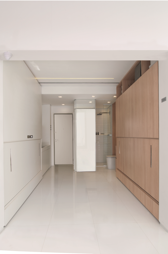 Apê completo em 14 m² com frigobar, home office e sofá cama retrátil. Projeto de Consuelo Jorge.