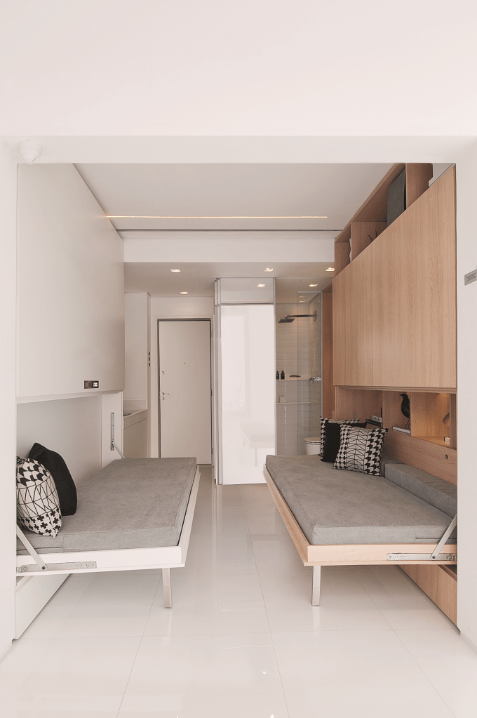 Apê completo em 14 m² com frigobar, home office e sofá cama retrátil. Projeto de Consuelo Jorge.