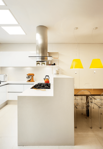 Para garantir boa qualidade de luz na cozinha, a dupla Alessandra Riera e Ana Veirano, da RA P Arquitetura, em conjunto com a Foco Luz & Desenho, optou por centralizar no teto o conjunto completo de led da Lumini, mesma marca dos perfis sob os armários e a fornecedora das luminárias Contanza (Luceplan), que já trazem o sistema incorporado, vistas sobre a mesa de refeições.