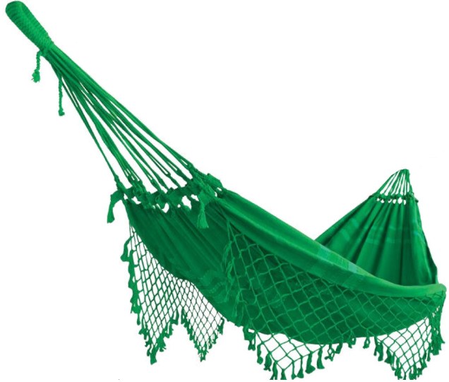 Rede Simples Verde Bandeira, de algodão, tamanho 2,55 x 1,55 m. Paraíso das Redes, R$ 97,77 7. Vasinho com gancho, de metal (11 cm de diâmetro). Leroy Merlin, R$ 22,90 cada.