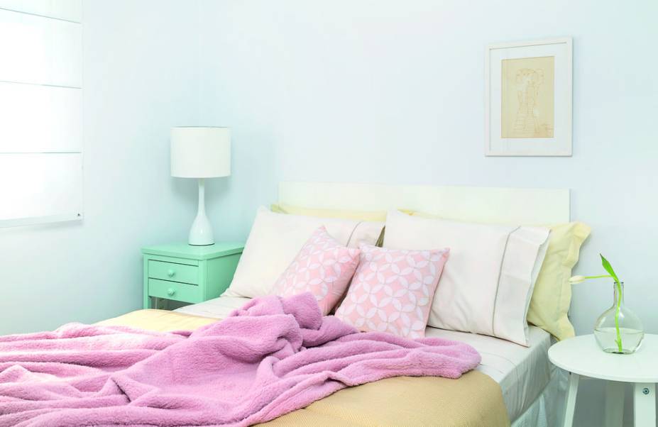 <span>O mix de cores suaves também vai bem no quarto principal, que pede uma atmosfera tranquila. Por isso, uma cabeceira em tom offwhite foi encomendada a um marceneiro.  Projeto da designer de interiores Mariane Cunha.</span>