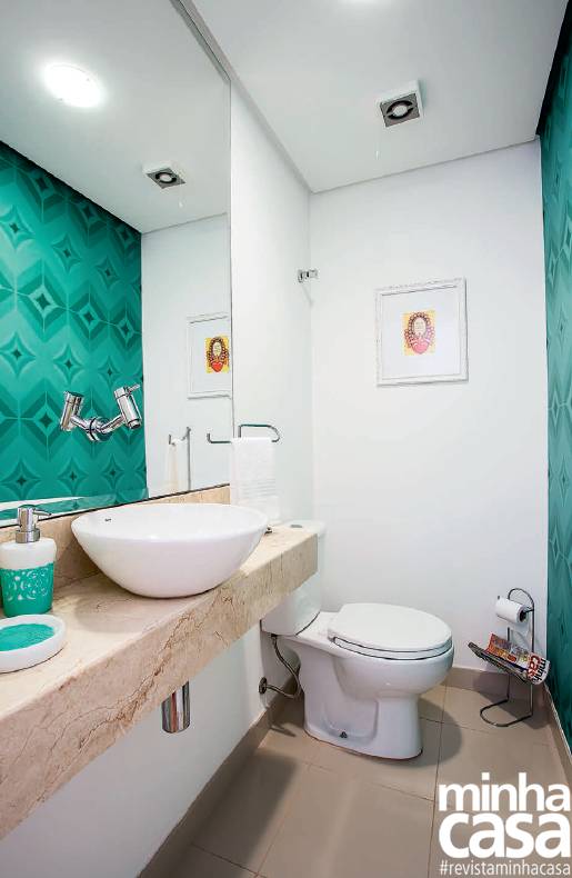 No lavabo da arquiteta Katia Akamine e do designer Claudio Teruya, de S&atilde;o Paulo, bastou um papel de parede (da linha Grafismo, ref. 1852, da Bobinex) para levantar a decora&ccedil;&atilde;o. O efeito poderoso do revestimento &eacute; refor&ccedil;ado pelo espelho generoso, sobre o qual foi instalada a torneira de parede (da linha Link, da Deca). Quem assina o projeto &eacute; o arquiteto Elcio Y. Yokoyama.