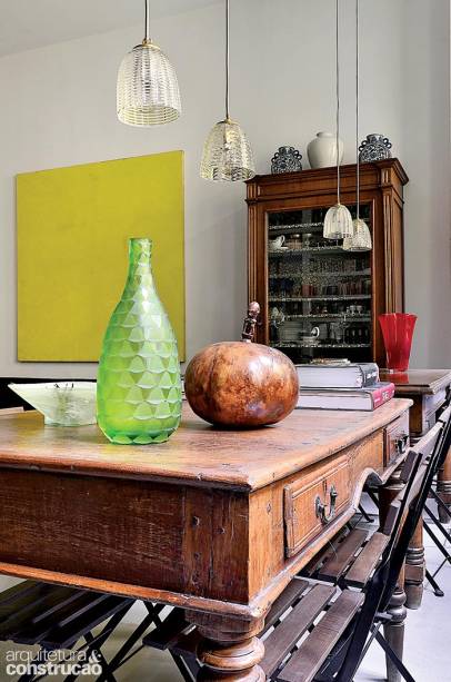 Muitos livros e objetos garimpados compõe a decoração. Muitos livros e objetos garimpados compõe a decoração.