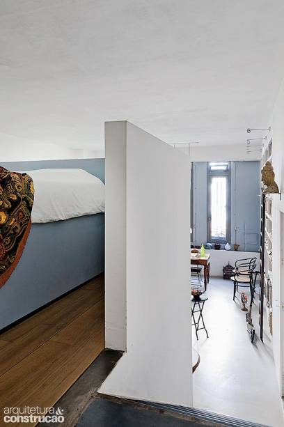 Subindo a escada, chega-se ao quarto do casal. Subindo a escada, chega-se ao quarto do casal.