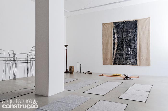 Toda pintada de branco, a sala de ioga é o maior ambiente: possui 100 m². Ali, os alunos se exercitam nos tapetes rodeados pelas obras de arte com autoria de Ferruccio. Toda pintada de branco, a sala de ioga é o maior ambiente: possui 100 m². Ali, os alunos se exercitam nos tapetes rodeados pelas obras de arte com autoria de Ferruccio.