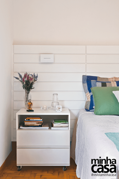 <span>A cabeceira da cama (2,75 x 1,10 m) tem uma leve inclinação, ideal na hora da leitura. Feita de MDF com acabamento branco, embutiu a fiação elétrica, o que evitou rasgos na parede. Com os criados-mudos (Emiliano). Projeto do arquiteto Douglas Honma.</span>