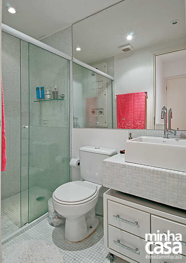 Reformado sem quebra quebra, apê de 67 m² ganha visual descolado banheiro