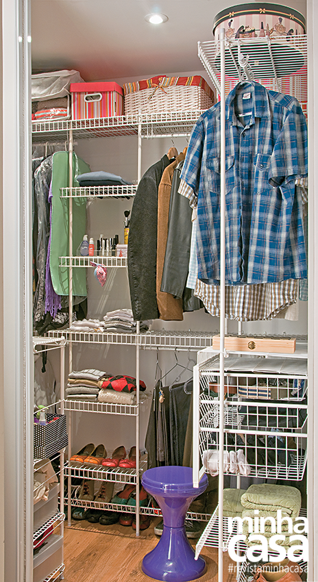 Reformado sem quebra quebra, apê de 67 m² ganha visual descolado closet