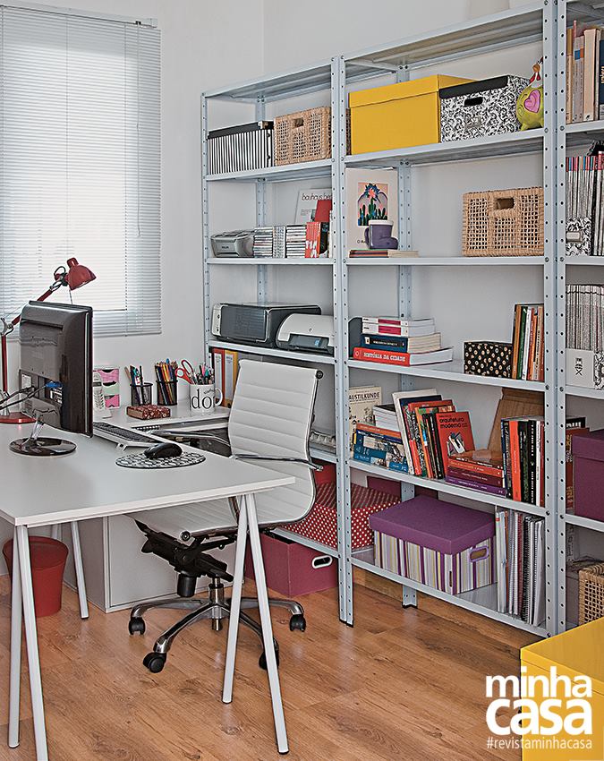 Reformado sem quebra quebra, apê de 67 m² ganha visual descolado home office