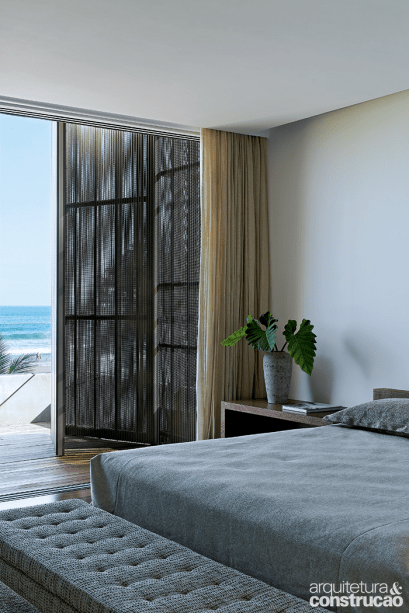 Painéis do tipo camarão de metal perfurado (Miniwave, da Hunter Douglas) se sobrepõem às janelas e portas de correr, garantindo ventilação constante e privacidade – é possível enxergar o exterior através deles, mas não o contrário. Longilíneos, chegam à laje superior, ultrapassando a altura das esquadrias. Por dentro, cortinas ajudam a barrar a luz.