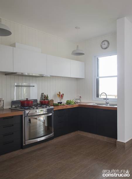 Com vista para o quintal, a grande esquadria permite que a luminosidade adentre a cozinha.