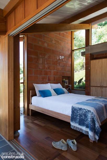 Utilizado no piso e nos fechamentos, o ipê traz acolhimento para os ambientes de dormir.