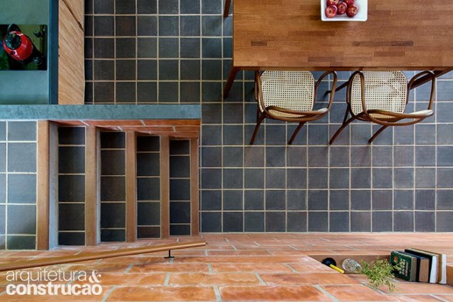 Sala e cozinha usam placas cerâmicas rústicas no piso (Del Favero).