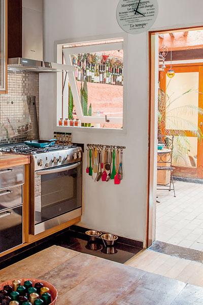 Sobrado 145 m² tem estilo rústico-moderno e quintal com inspiração toscana