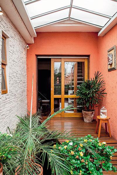Sobrado 145 m² tem estilo rústico-moderno e quintal com inspiração toscana
