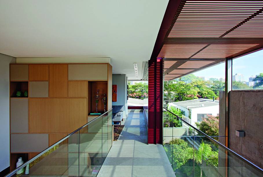 Esta é a ligação entre a área externa da cobertura, onde fica a piscina, e sua parte interna, com estar, copa e spa. O percurso oferece um bonito panorama acima da copa das árvores do bairro residencial localizado na Zona Oeste paulistana.