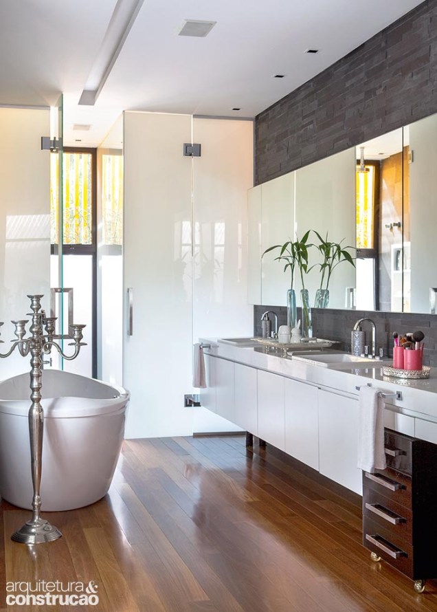No banheiro, destacam-se a banheira (Spas versati), a bancada de mármore branco piguês com misturadores da Deca e o boxe de vidro branco (Simple Glass).