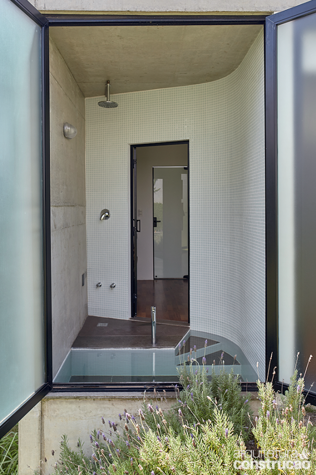 Repare na curiosa sauna com spa moldado no local – a janela dá para um perfumado canteiro de lavandas.