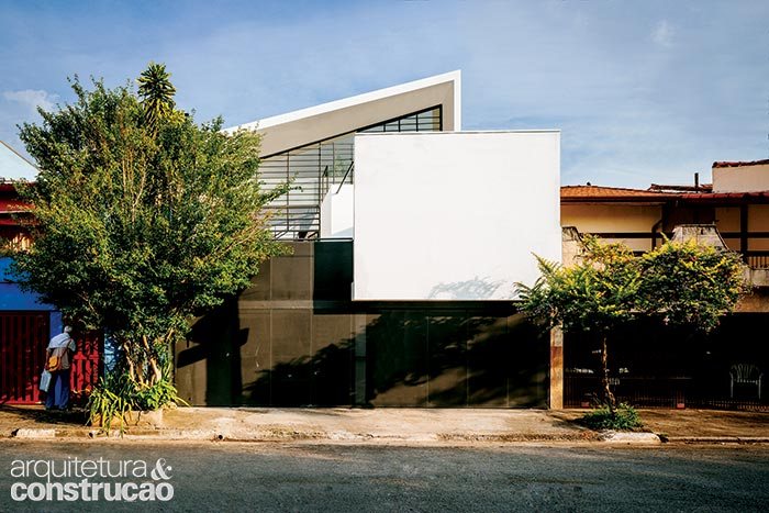 Casa moderna tem vitrô na fachada