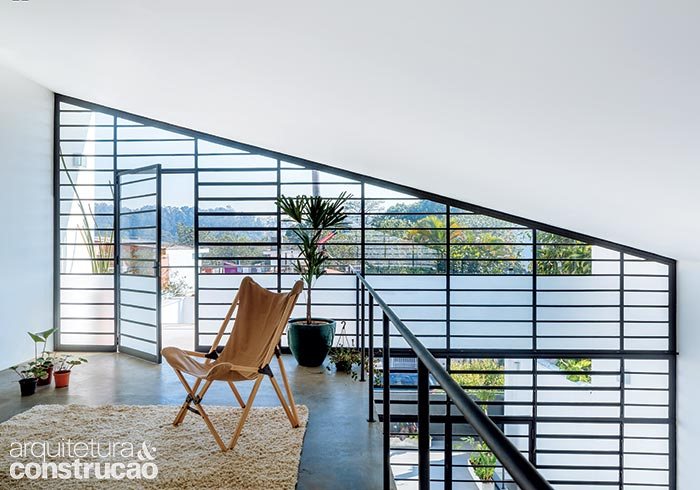 Casa moderna tem vitrô na fachada