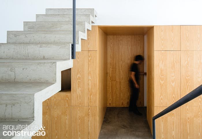 Casa moderna tem vitrô na fachada