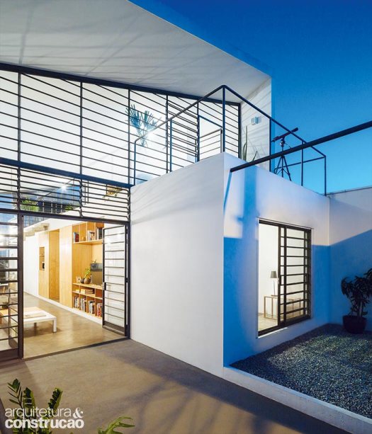 Casa moderna tem vitrô na fachada