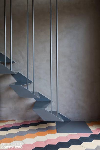 Na falta de espaço para uma escada convencional, o designer projetou esta peça de chapa de aço cujos degraus alternados e inclinação acentuada caracterizam o modelo santos-dumont.