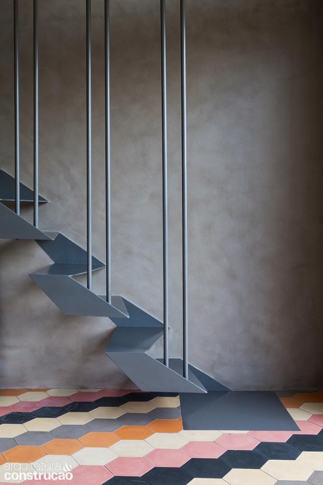 Na falta de espaço para uma escada convencional, o designer projetou esta peça de chapa de aço cujos degraus alternados e inclinação acentuada caracterizam o modelo santos-dumont.